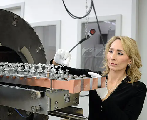 vacuum coating device with vapour plating unit