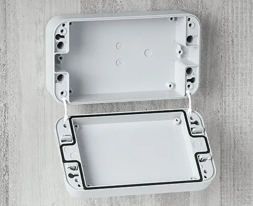 Plastic lid retaining strap (included)